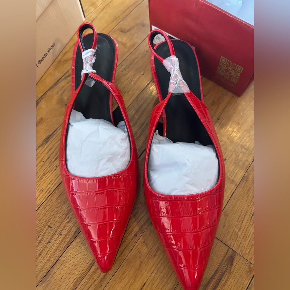 Red Crocodile Embossed Kitten Heels NEW 8.5